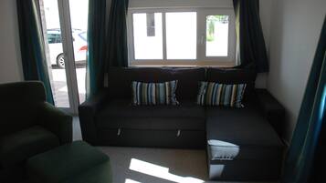 Televisión, chimenea, libros, estéreo