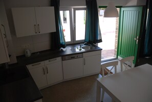 Fridge, oven, stovetop, dishwasher - Brick carriage house at Castle Park in Caputh (Schwielowsee)