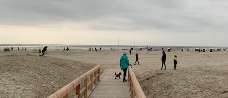 Perto da praia, espreguiçadeiras, toalhas de praia 