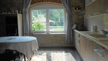 Frigorifero, microonde, forno, piano cottura