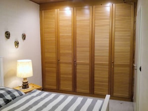 1 habitación, escritorio, tabla de planchar con plancha y wifi gratis