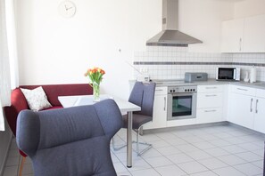 Réfrigérateur, micro-ondes, plaque de cuisson, cafetière/bouilloire