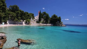 Una spiaggia nelle vicinanze