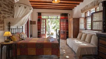 Fer et planche à repasser, lit parapluie, Wi-Fi gratuit, draps fournis