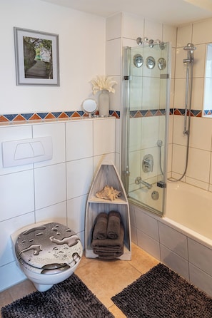 Ensemble douche/baignoire, sèche-cheveux, serviettes fournies