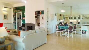 Fernseher, Kamin, DVD-Player, Bücher