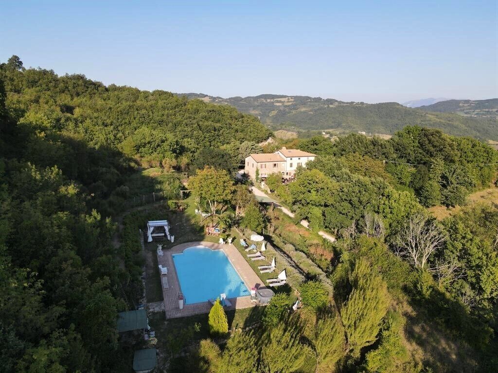 Italian farmhouse in the countryside with 7 bedrooms and large pool