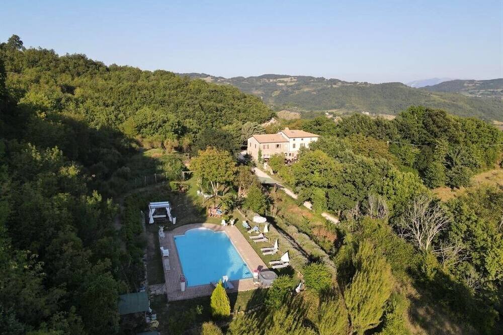 Italian farmhouse in the countryside with 7 bedrooms and large pool