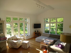 Fernseher, Kamin, DVD-Player, Tischfußball