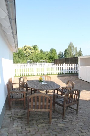 Outdoor dining - Cozy brick house with garden near Cologne Bonn Phantasialand Christmas market (Bornheim)
