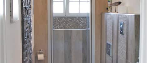 Dusche, Haartrockner, Handtücher, Seife