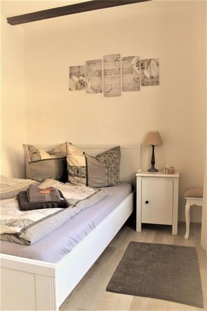 6 Schlafzimmer, Schreibtisch, Bügeleisen/Bügelbrett, Reisekinderbett
