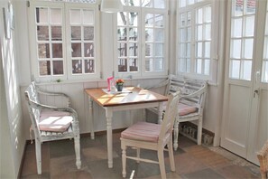 Dining - Cozy brick house with garden near Cologne Bonn Phantasialand Christmas market (Bornheim)