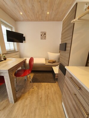 6 bedrooms, desk, iron/ironing board, travel cot - Cozy brick house with garden near Cologne Bonn Phantasialand Christmas market (Bornheim)