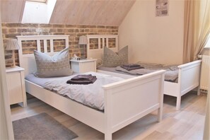 6 bedrooms, desk, iron/ironing board, travel cot - Cozy brick house with garden near Cologne Bonn Phantasialand Christmas market (Bornheim)