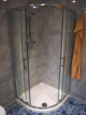 Dusche, Haartrockner, Handtücher, Toilettenpapier