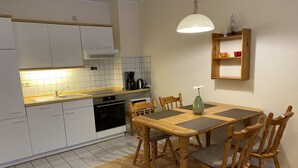 Coffee/tea maker, fridge, stovetop, electric kettle