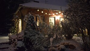 A snow-covered house with string lights, a visible door, and a snow-covered landscape. - MESSE + Airport Nuremberg - Fürth - Erlangen - Bamberg - Rest Nature - Time out (Lauf an der Pegnitz)