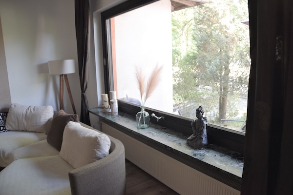 Wohnzimmer mit großem Fenster