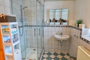 Een bad, een haardroger, handdoeken, zeep