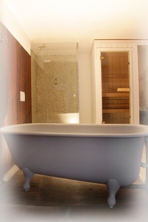 Baignoire, séchoir à cheveux, serviettes fournies, savon