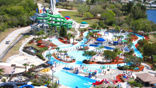 Ein Wasserpark mit großem Pool, mehreren Rutschen und einer Wellenbad.