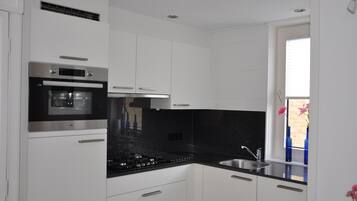 Fridge, microwave, dishwasher, coffee/tea maker