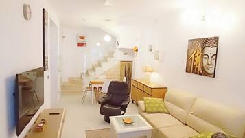 TV, DVD-spiller, bøker og stereoanlegg