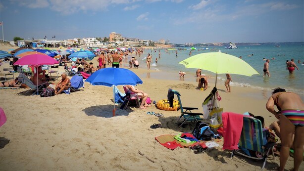 A crowded beach with people sunbathing, swimming, and walking along the shore. - Top renovated holiday home with AC, Wi-Fi, satellite, infrared heating (Villamartin)