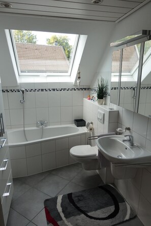 Badewanne, Haartrockner, Handtücher, Seife