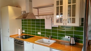 Een koelkast, een magnetron, een oven, een kookplaat