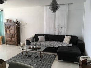 TV - Modern, air-conditioned apartment with a sea view in Benidorm (Benidorm)