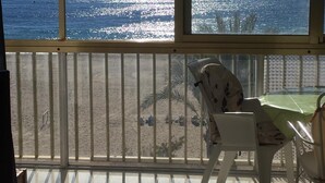 Un balcón con vista al mar y una isla en la distancia.