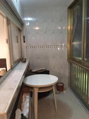 Suihku, hiustenkuivaaja, pyyhkeet, saippua