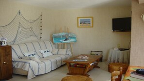 Télévision, lecteur de DVD, chaîne hi-fi