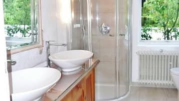 Baignoire, sèche-cheveux, serviettes fournies, savon