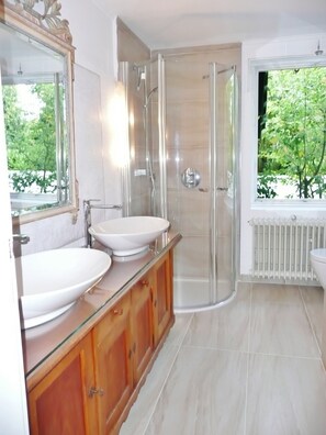 Baignoire, séchoir à cheveux, serviettes fournies, savon