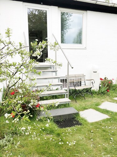 Bright, beautiful and modern furnishings. quiet 3 room apartment, Carp. u.Garten