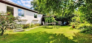 Outdoor dining - Bright, beautiful and modern furnishings. quiet 3 room apartment, Carp. u.Garten (Reppenstedt)