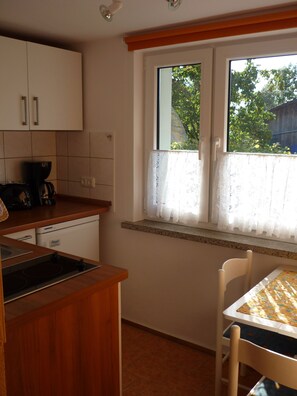 Kühlschrank, Ofen, Herdplatte, Wasserkocher mit Kaffee-/Teezubehör