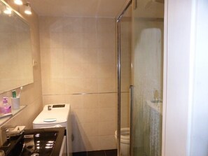 Dusch, hårtork, handdukar och tvål