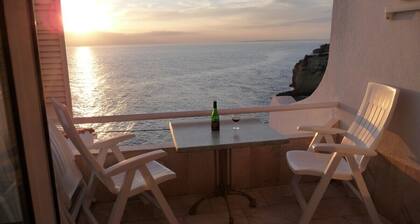 10m to sea, 40 m to beach, 100m to center