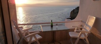 10m to sea, 40 m to beach, 100m to center