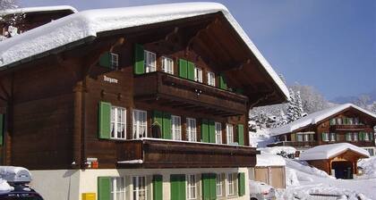 quiet location, directly at the ski school with view to the Eigernordwand