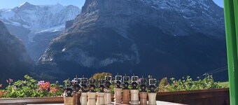 quiet location, directly at the ski school with view to the Eigernordwand