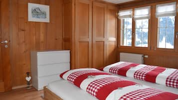 Travel cot, free WiFi, bed sheets