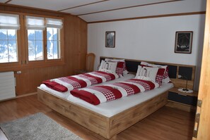 Travel cot, free WiFi, bed sheets