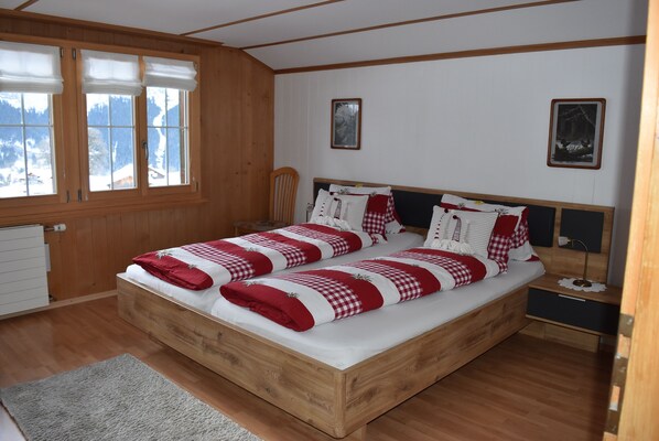 Travel crib, free WiFi, bed sheets