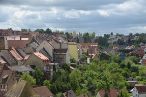 Ein dicht bebautes Stadtgebiet mit verschiedenen Architekturstilen und einer Mischung aus Wohn- und Geschäftsgebäuden.