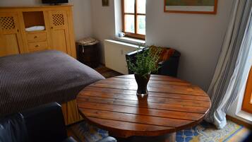 1 bedroom, bed sheets